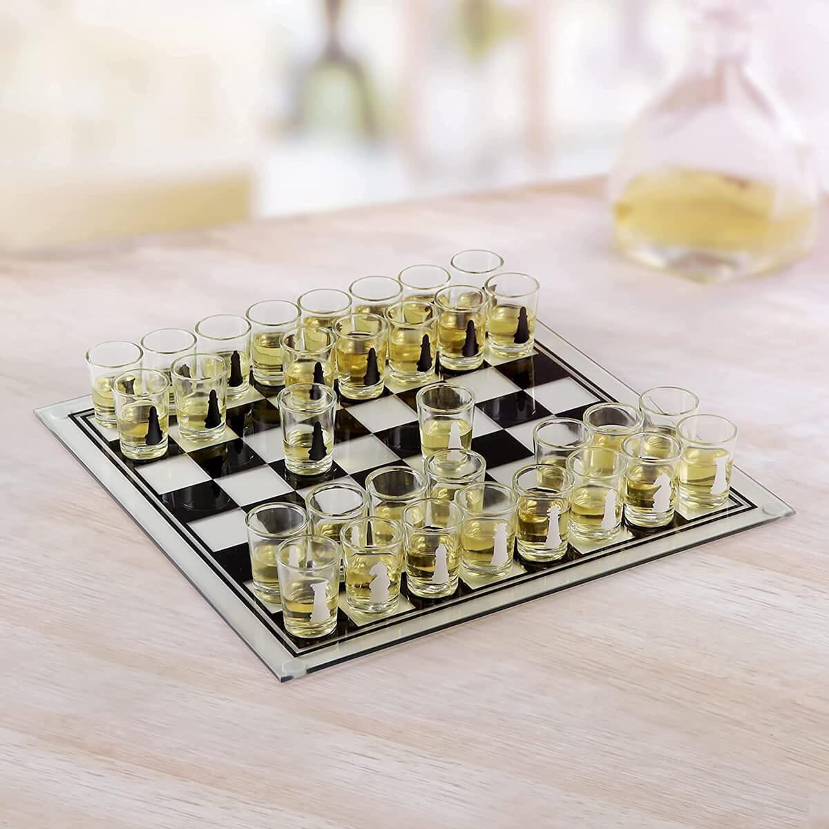Ajedrez de cristal con vasos de chupito