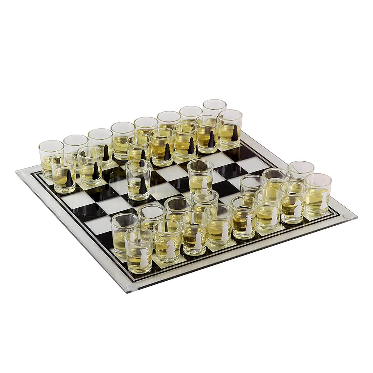 Ajedrez de cristal con vasos de chupito