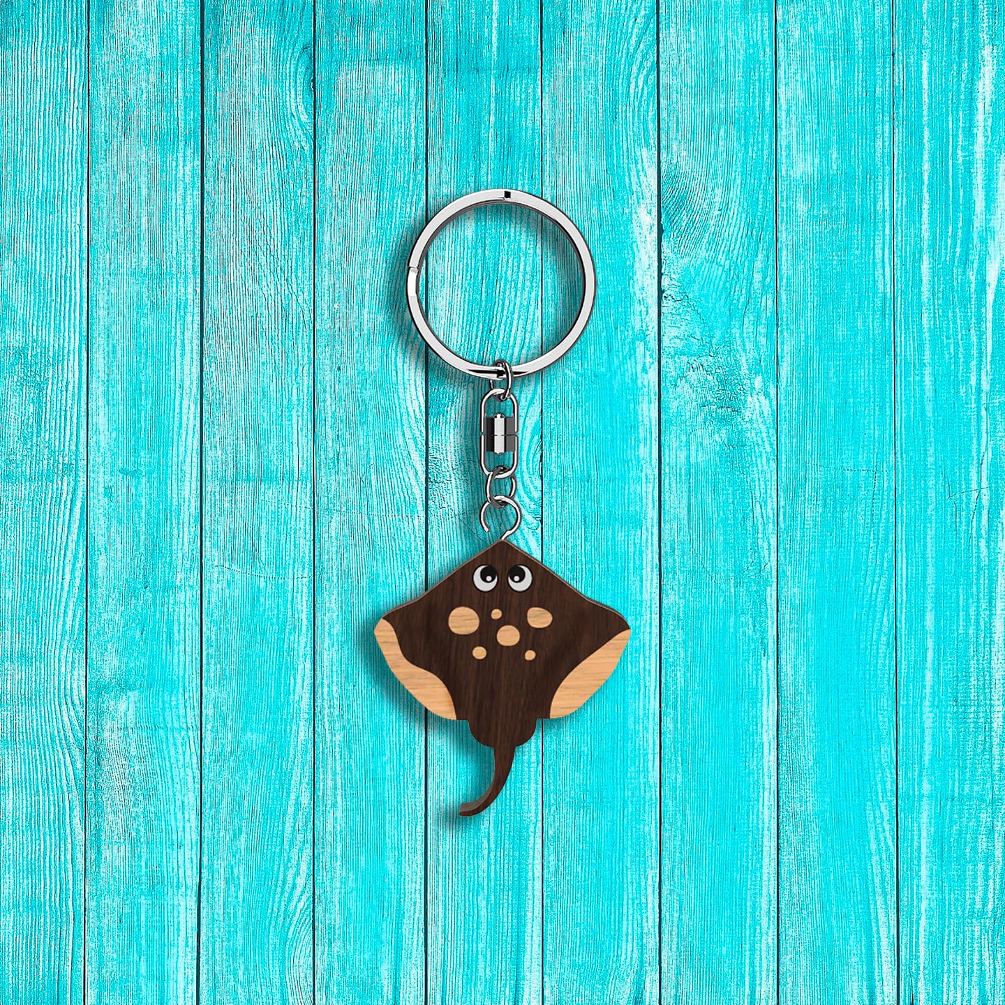 Llavero de madera con forma de Mantaraya