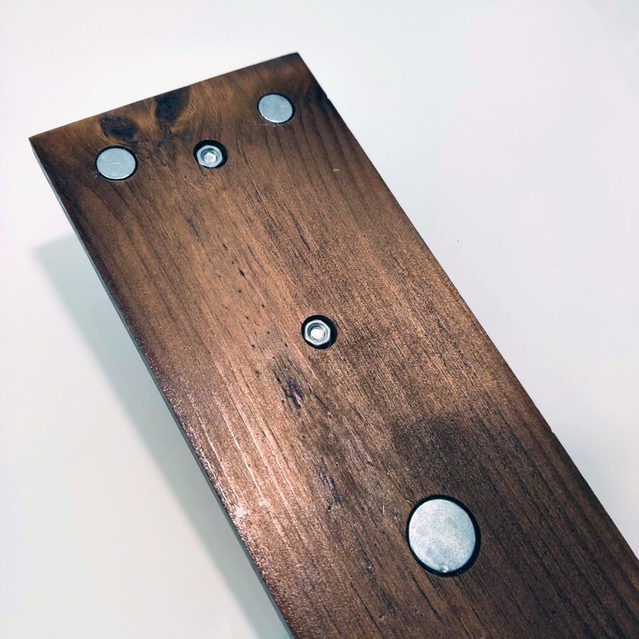 Abrebotellas base de madera recoge chapas con imán para la nevera