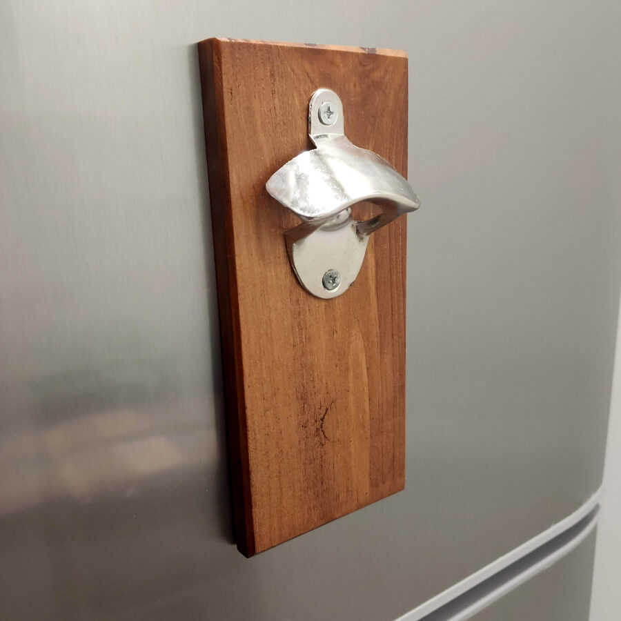 Abrebotellas base de madera recoge chapas con imán para la nevera