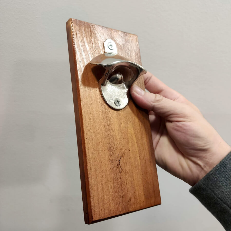 Abrebotellas base de madera recoge chapas con imán para la nevera