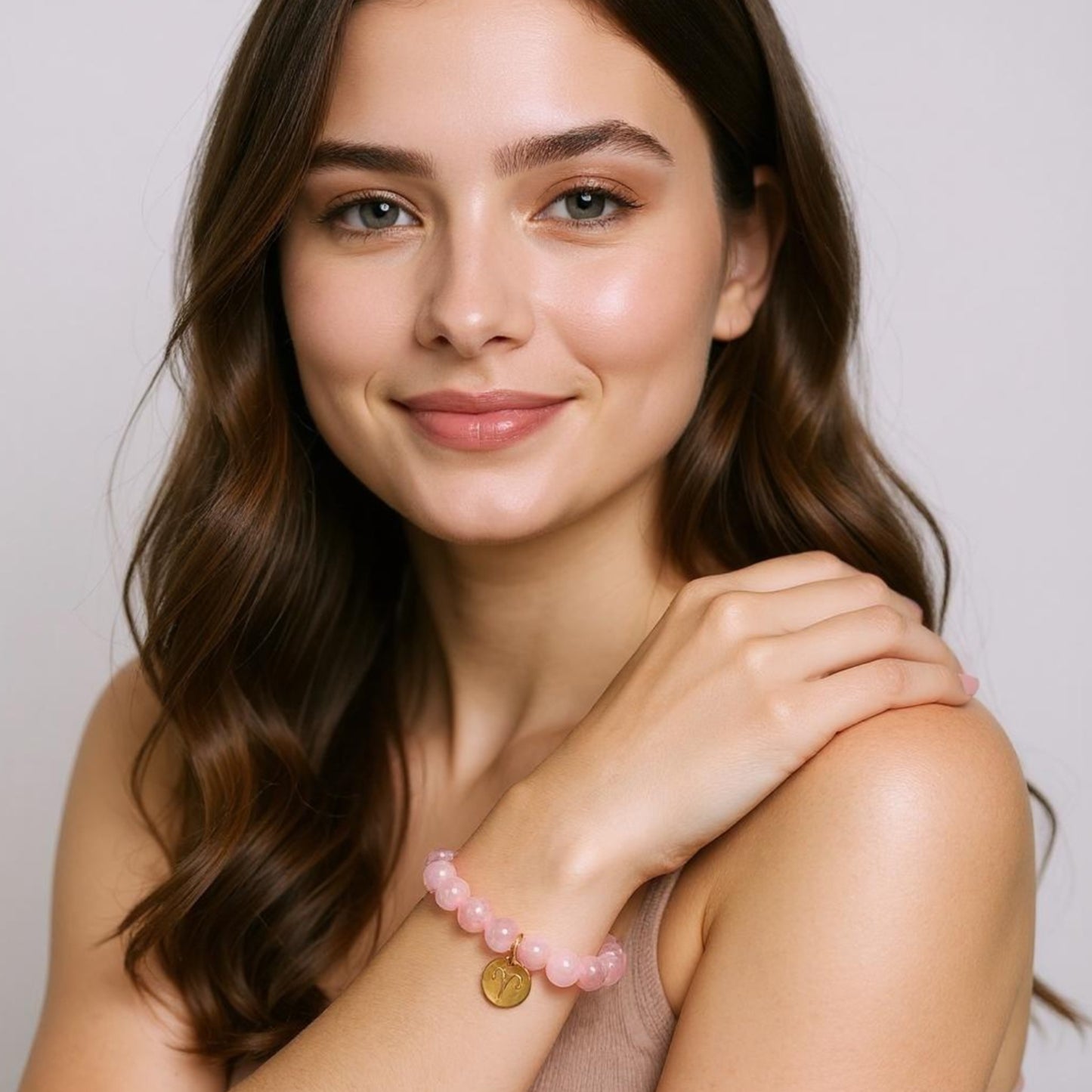 Pulsera de Cuarzo Rosa con dije del signo Zodiacal, bañado en Oro 18K
