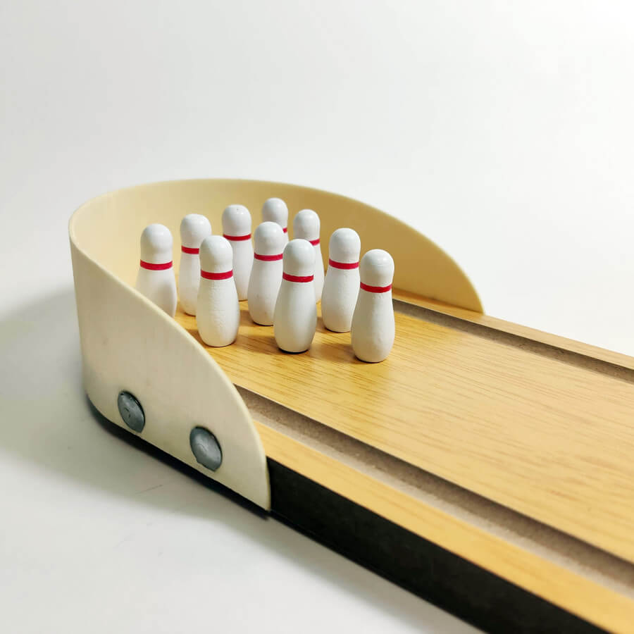 Juego de bolos de madera en miniatura