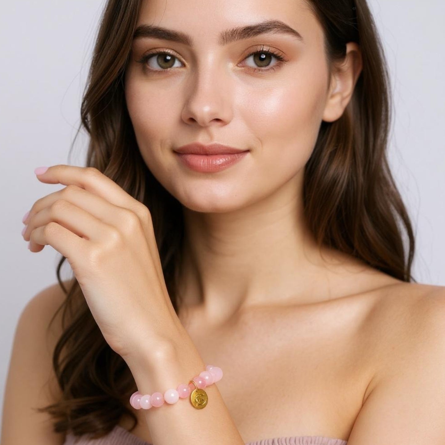 Pulsera de Cuarzo Rosa con dije del signo Zodiacal, bañado en Oro 18K