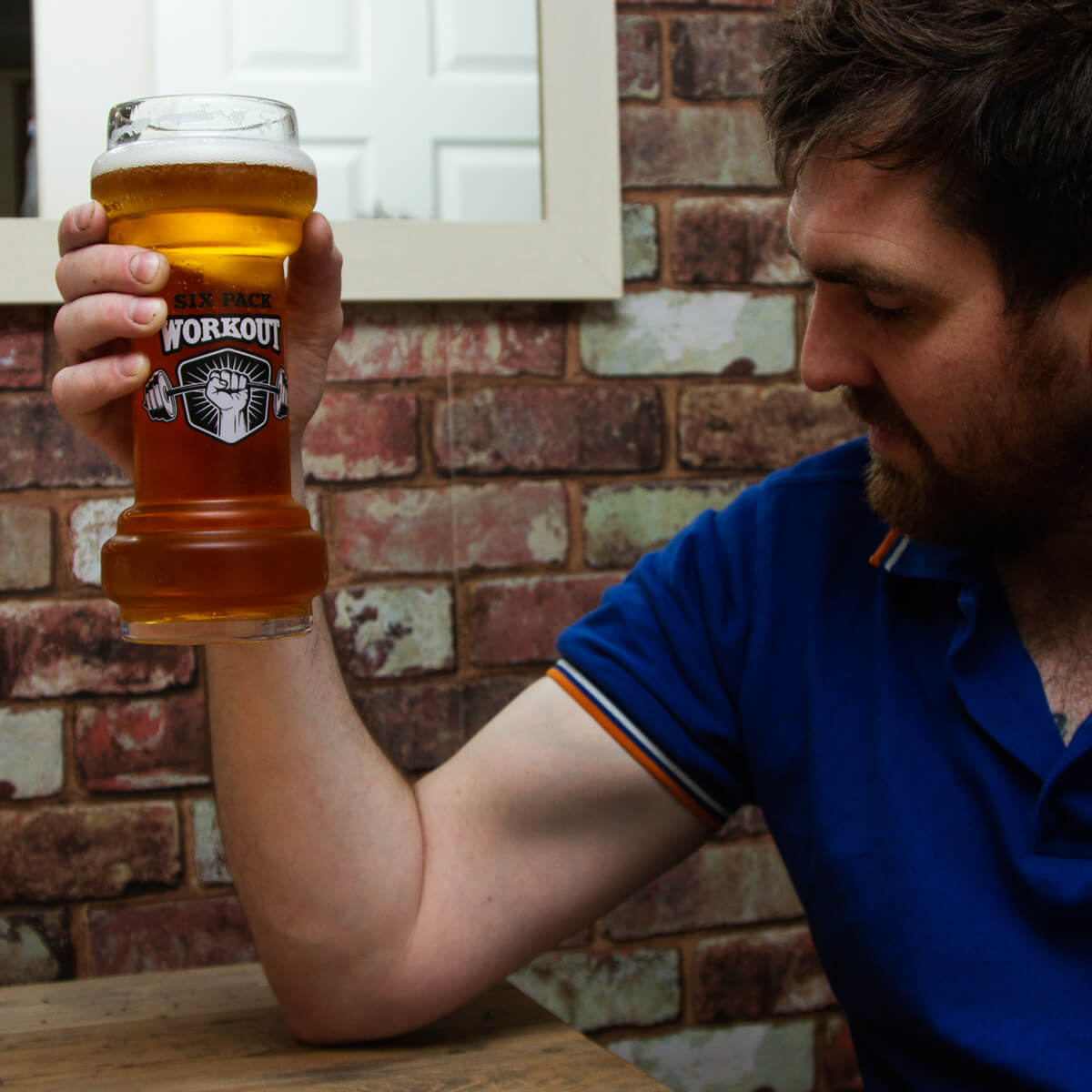 Vaso cerveza entrenamiento de pesas