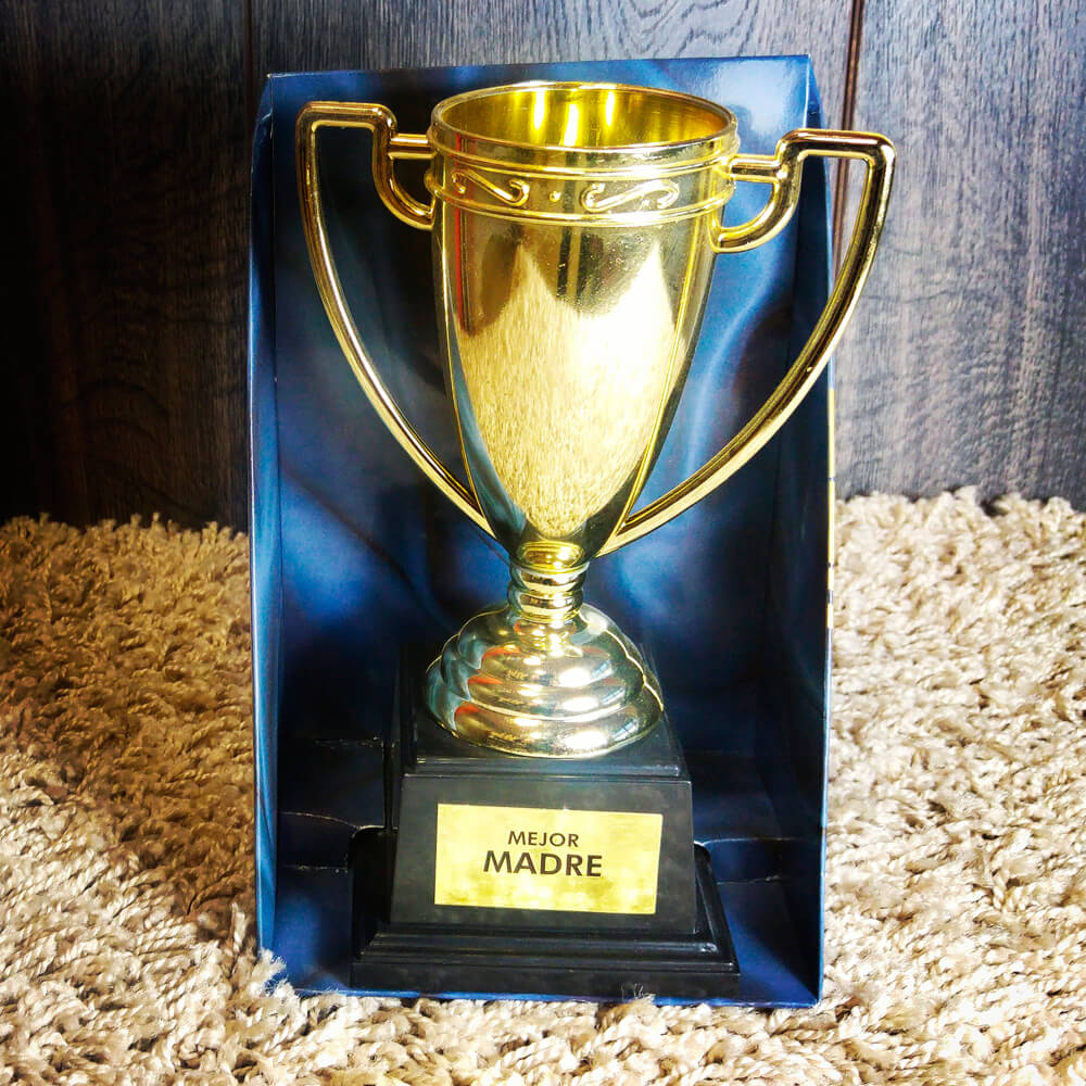 Copa trofeo dorado con diferentes mensajes