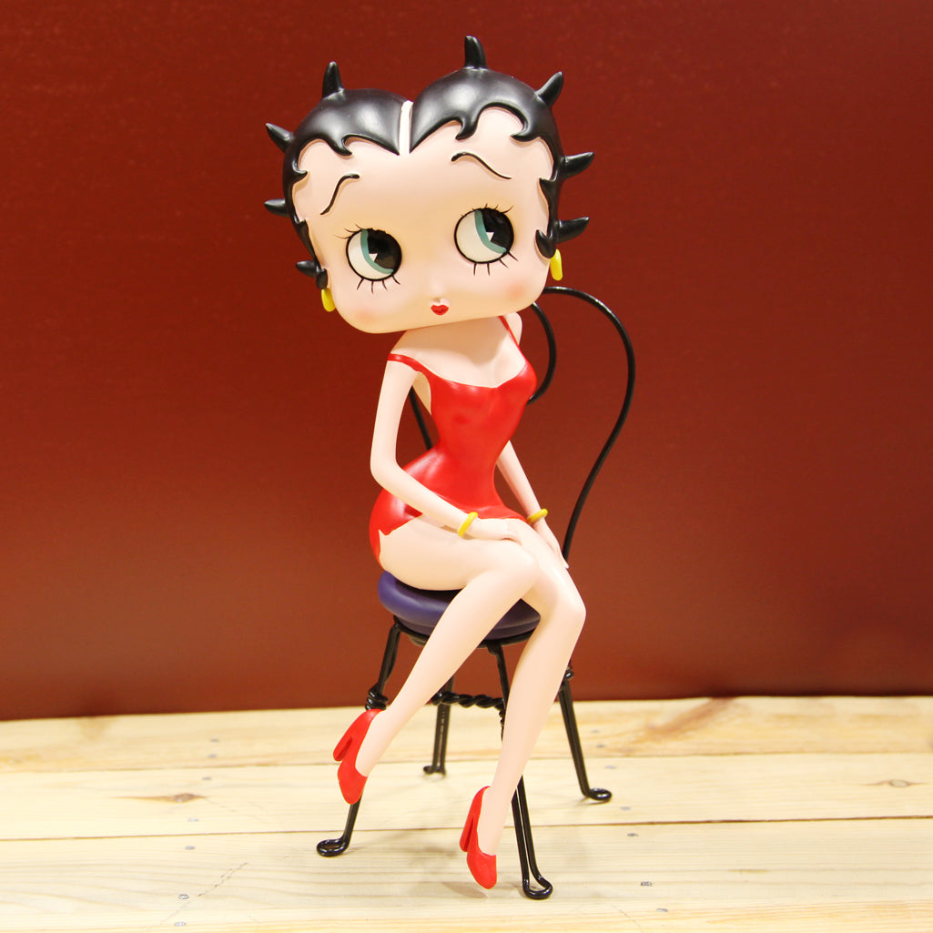 Figura Betty Boop sentada en silla