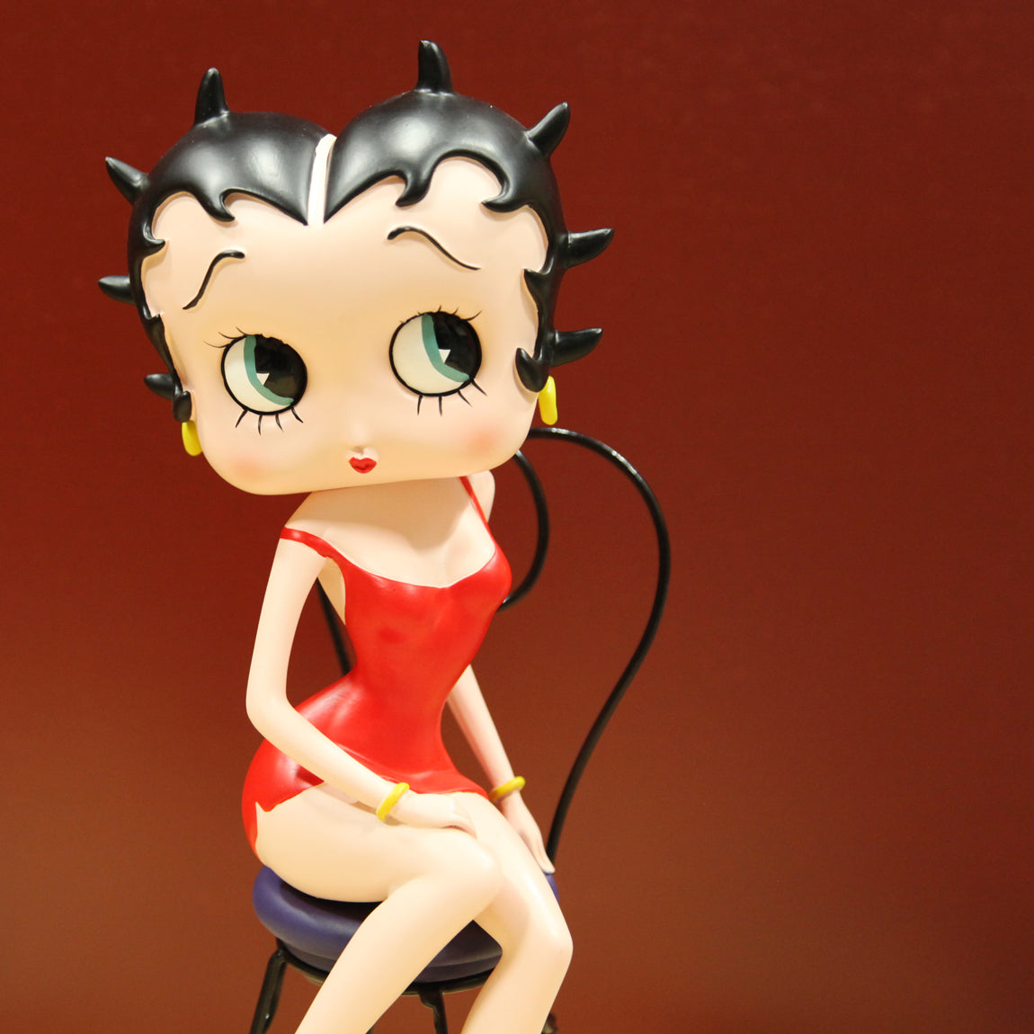 Figura Betty Boop sentada en silla - Wakabanga