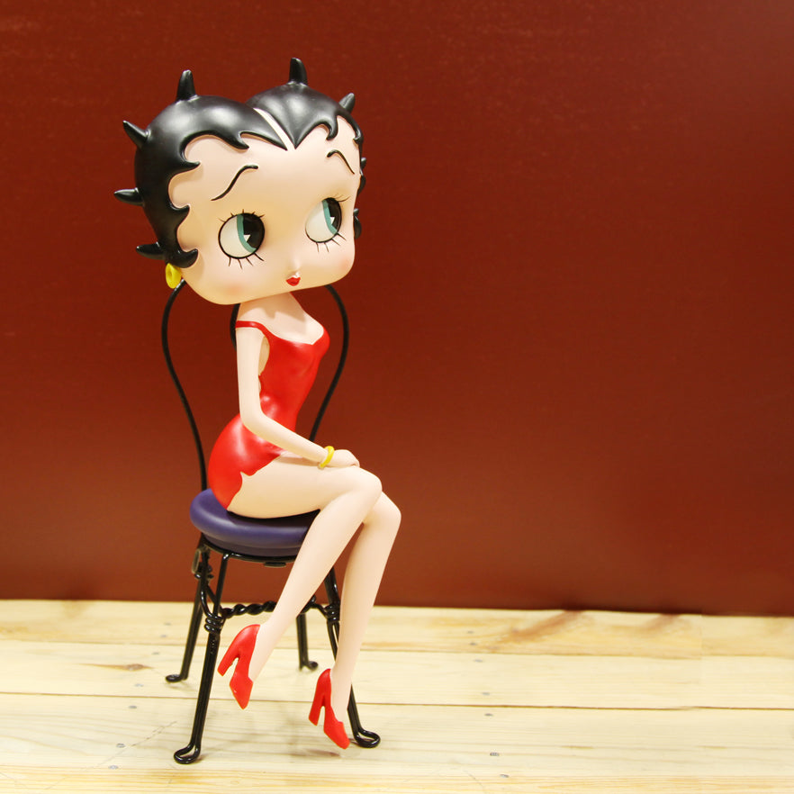 Figura Betty Boop sentada en silla - Wakabanga