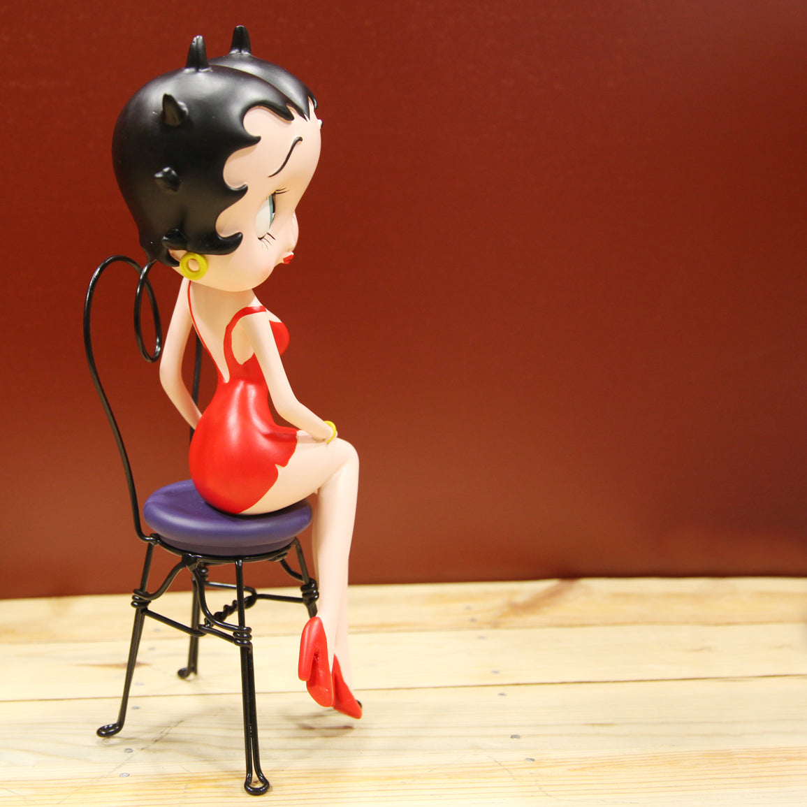 Figura Betty Boop sentada en silla - Wakabanga
