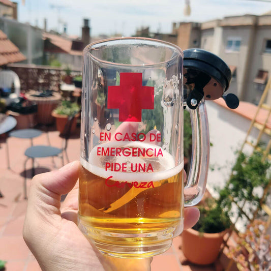 Jarra de cerveza de cristal con timbre