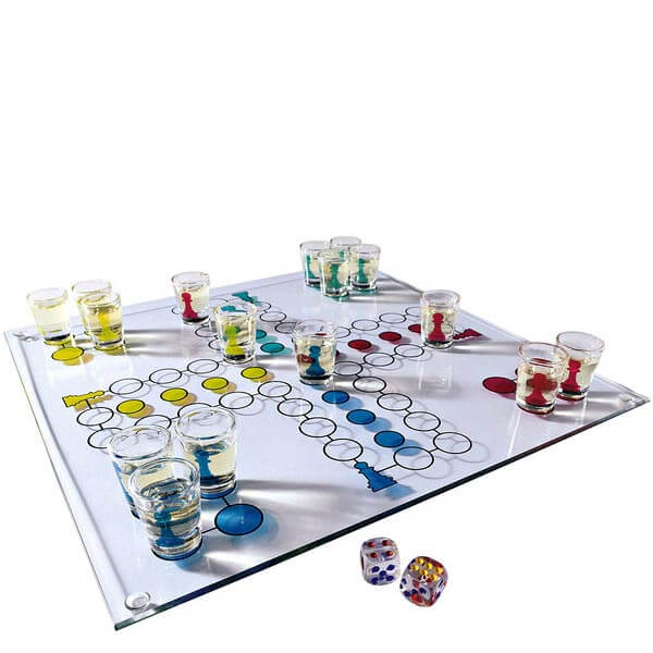 Juego Parchís de chupitos, de cristal.