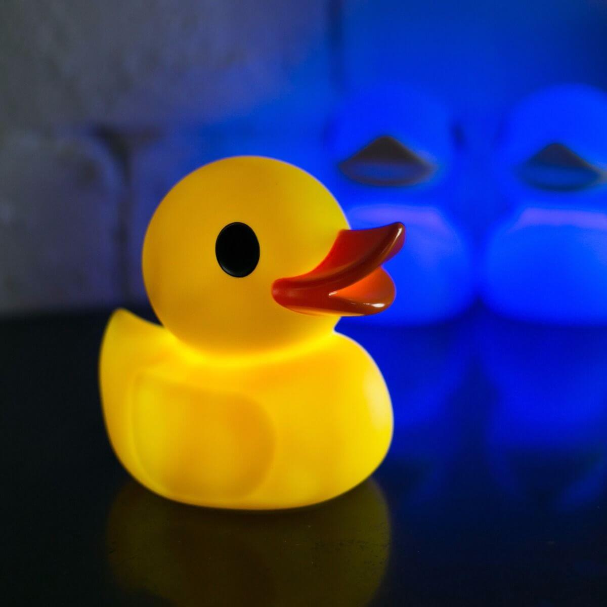 Lámpara ambiental Patito que cambia entre varios colores