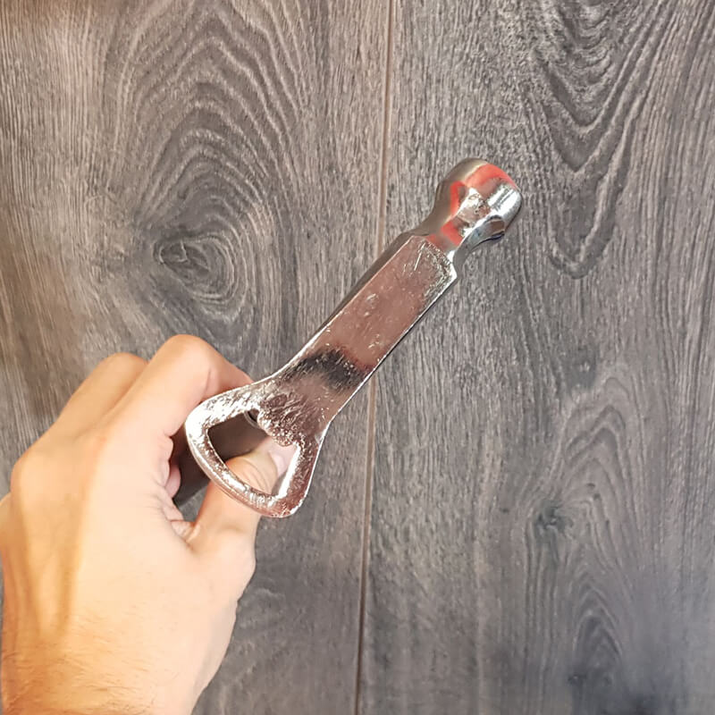 Martillo con abridor de botellas