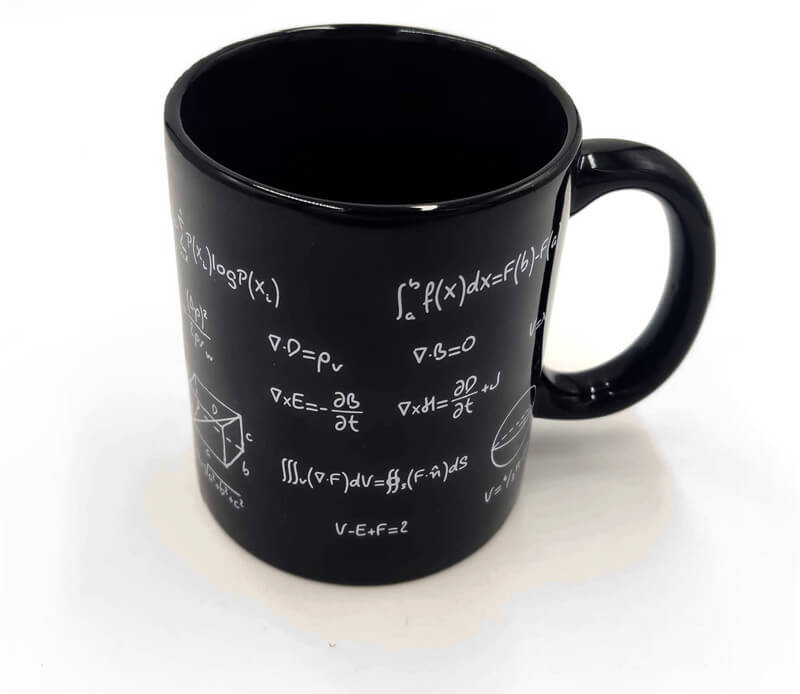Taza con fórmulas matemáticas