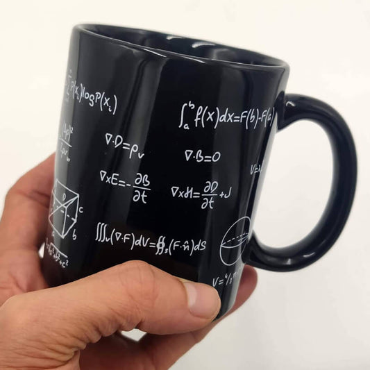 Taza con fórmulas matemáticas