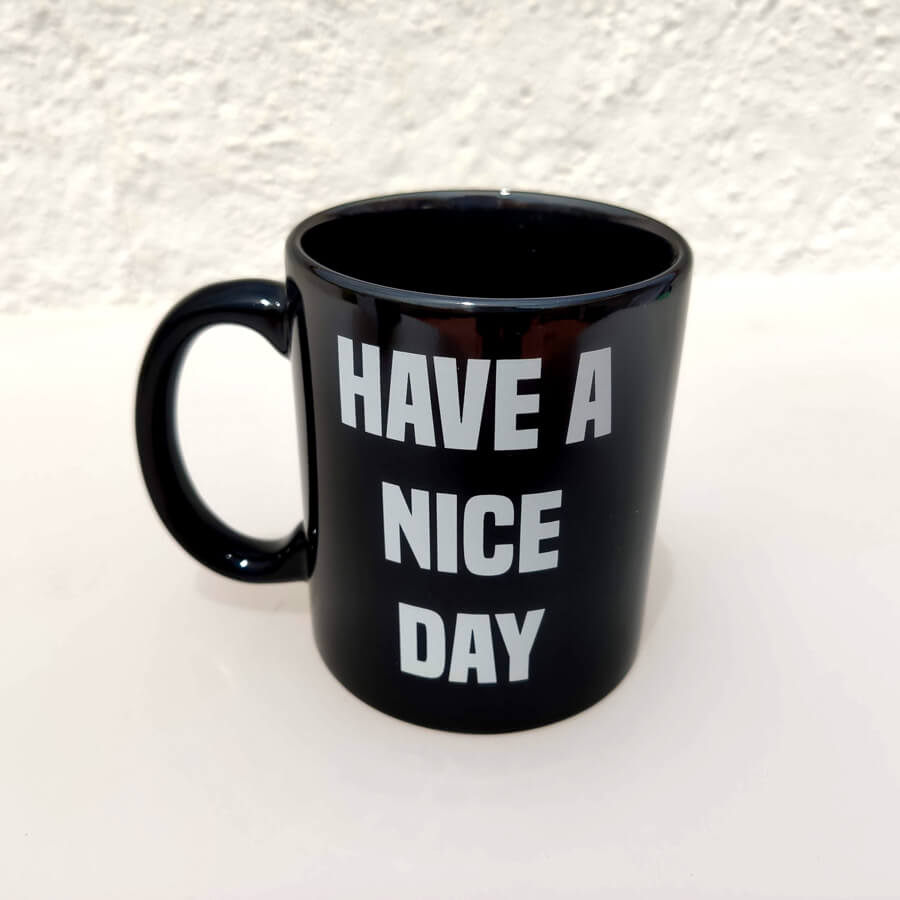 Taza Hace a Nice Day con una mano haciendo la peineta en la base