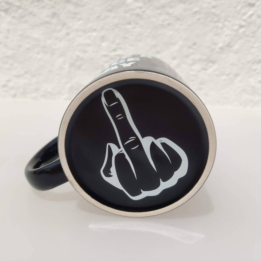 Taza Hace a Nice Day con una mano haciendo la peineta en la base