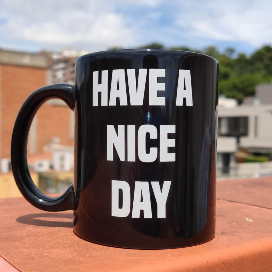 Taza Hace a Nice Day con una mano haciendo la peineta en la base