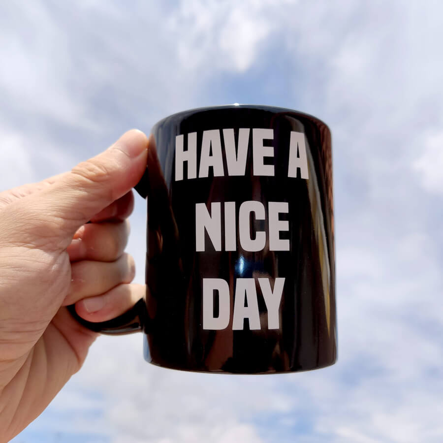 Taza Hace a Nice Day con una mano haciendo la peineta en la base