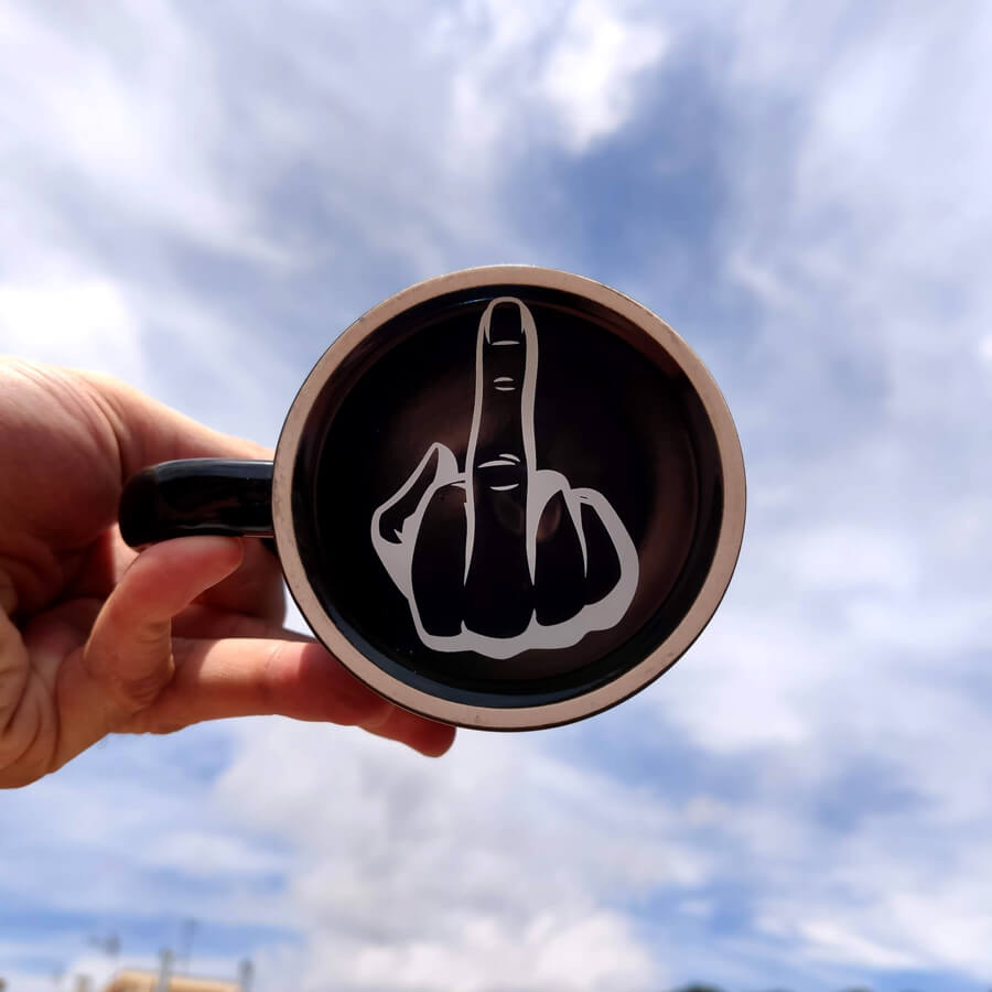 Taza Hace a Nice Day con una mano haciendo la peineta en la base