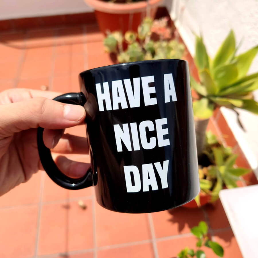 Taza Hace a Nice Day con una mano haciendo la peineta en la base