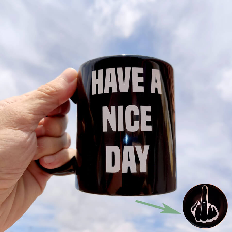 Taza Hace a Nice Day con una mano haciendo la peineta en la base