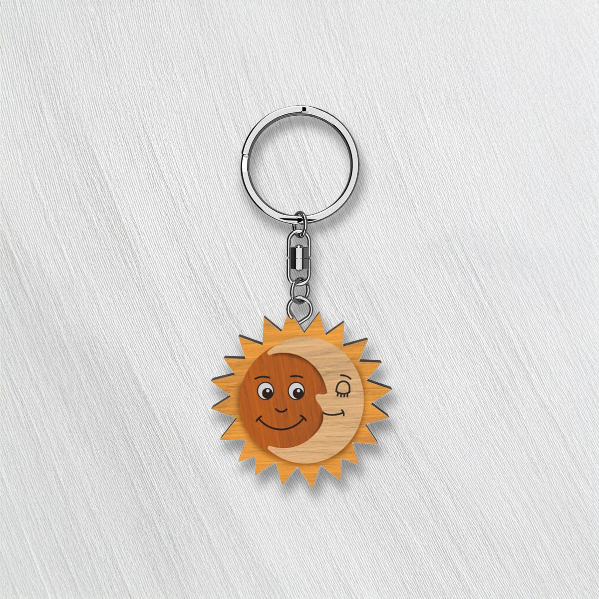 Llavero de madera Sol y Luna, hecho a mano en tonos marrones