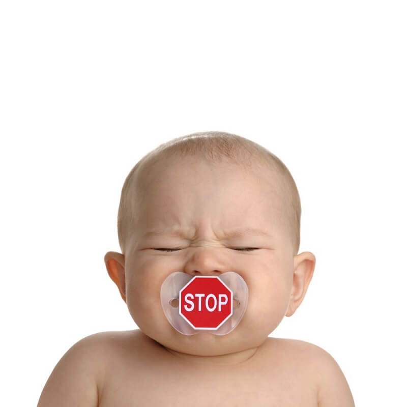 un chupete para bebés con una señal de STOP