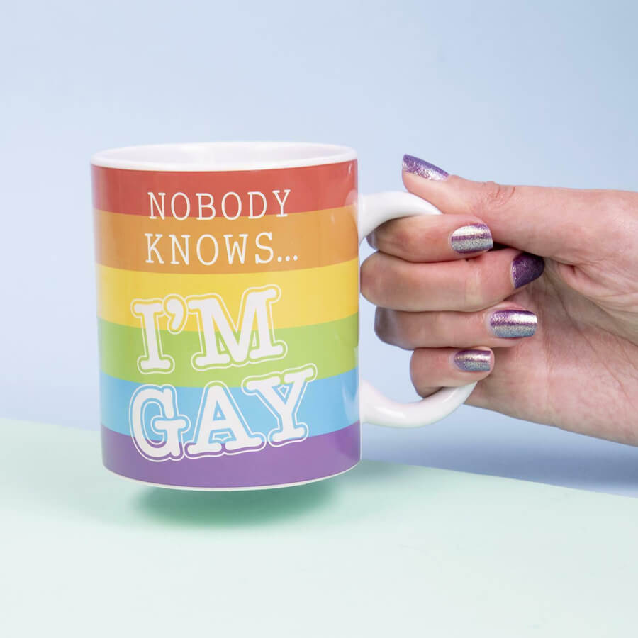 Taza Nobody Knows I'm Gay, cambia de diseño con bebida caliente