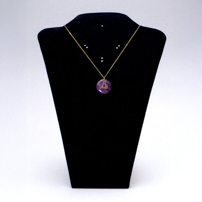 Collar bañado en oro 18K con colgante de piedra natural y signo del Zodíaco