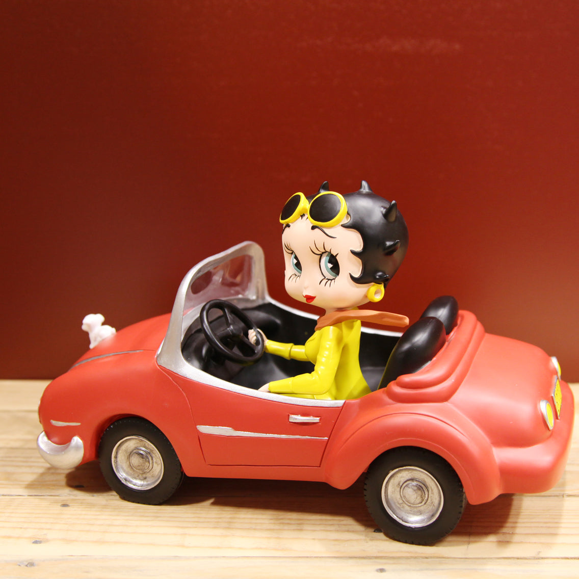 Figura Betty Boop en coche - Wakabanga