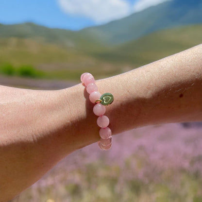 Pulsera de Cuarzo Rosa con dije de Corazón, bañado en Oro 18K