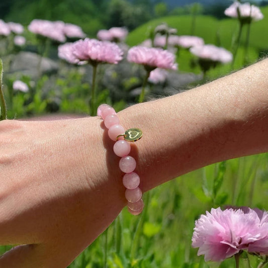 Pulsera de Cuarzo Rosa con dije de Corazón, bañado en Oro 18K