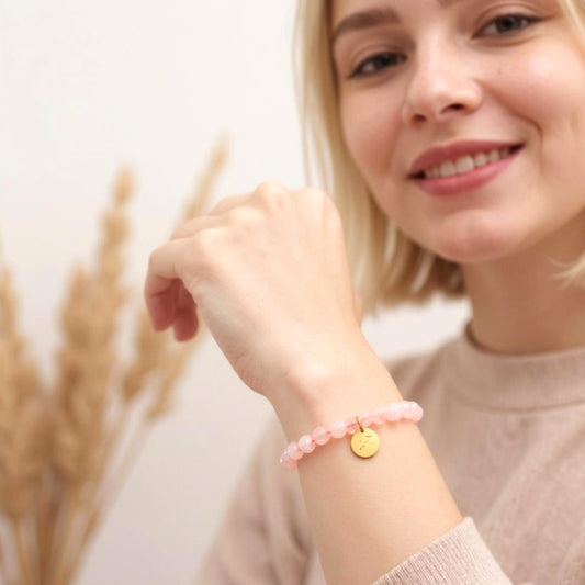 Pulsera de Cuarzo Rosa con dije del signo Zodiacal, bañado en Oro 18K